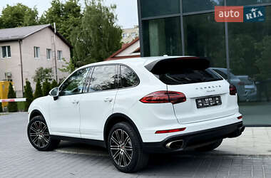 Внедорожник / Кроссовер Porsche Cayenne 2015 в 