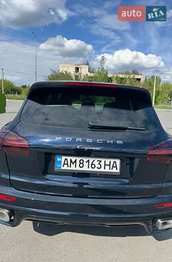 Внедорожник / Кроссовер Porsche Cayenne 2015 в 