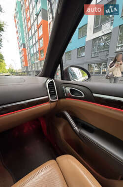 Внедорожник / Кроссовер Porsche Cayenne 2012 в 