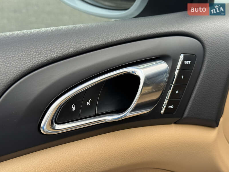 Внедорожник / Кроссовер Porsche Cayenne 2015 в Киеве