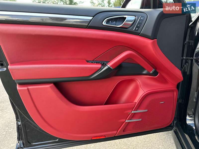 Внедорожник / Кроссовер Porsche Cayenne 2014 в Киеве