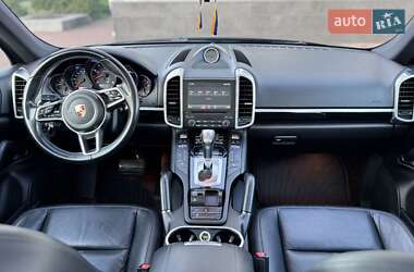 Внедорожник / Кроссовер Porsche Cayenne 2017 в 