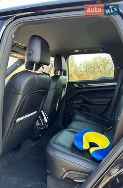 Позашляховик / Кросовер Porsche Cayenne 2012 в 