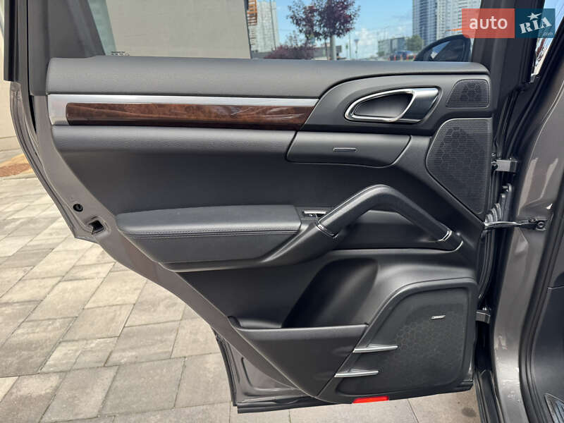 Внедорожник / Кроссовер Porsche Cayenne 2012 в Киеве