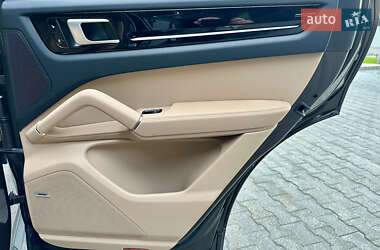 Внедорожник / Кроссовер Porsche Cayenne 2018 в 