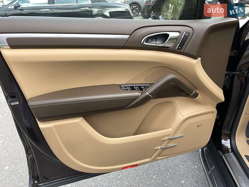 Внедорожник / Кроссовер Porsche Cayenne 2015 в Киеве