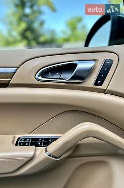 Внедорожник / Кроссовер Porsche Cayenne 2012 в 
