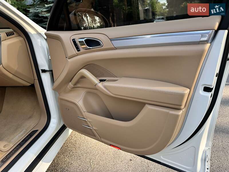 Внедорожник / Кроссовер Porsche Cayenne 2010 в Киеве