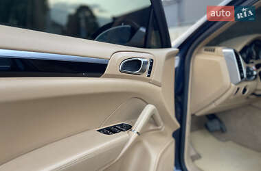 Внедорожник / Кроссовер Porsche Cayenne 2012 в 