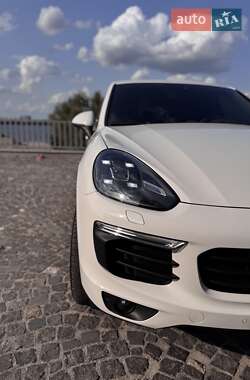 Внедорожник / Кроссовер Porsche Cayenne 2015 в 
