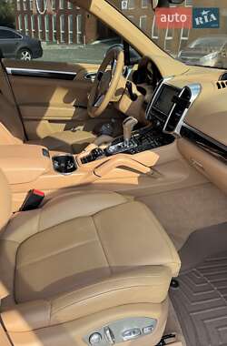 Внедорожник / Кроссовер Porsche Cayenne 2015 в 