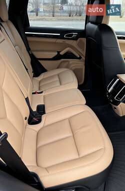 Внедорожник / Кроссовер Porsche Cayenne 2016 в 