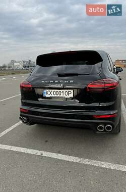 Внедорожник / Кроссовер Porsche Cayenne 2016 в 