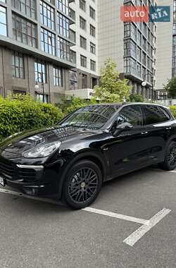 Внедорожник / Кроссовер Porsche Cayenne 2016 в 