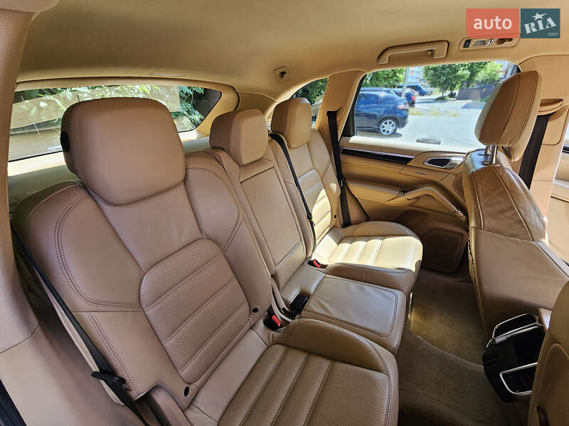 Позашляховик / Кросовер Porsche Cayenne 2011 в Чернівцях