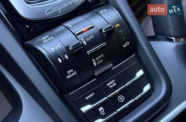 Позашляховик / Кросовер Porsche Cayenne 2016 в 