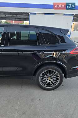 Внедорожник / Кроссовер Porsche Cayenne 2016 в 
