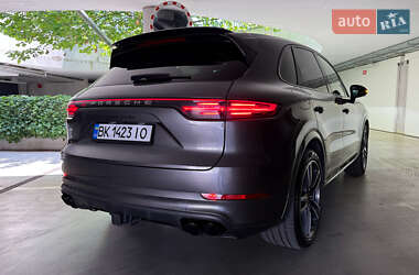 Внедорожник / Кроссовер Porsche Cayenne 2023 в 