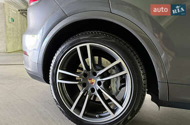 Внедорожник / Кроссовер Porsche Cayenne 2023 в 