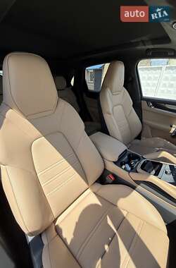 Внедорожник / Кроссовер Porsche Cayenne 2023 в 