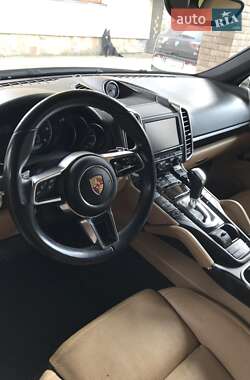 Внедорожник / Кроссовер Porsche Cayenne 2015 в 