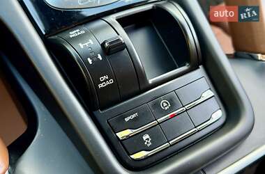 Внедорожник / Кроссовер Porsche Cayenne 2016 в 