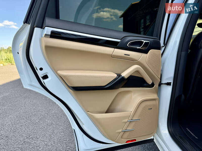 Внедорожник / Кроссовер Porsche Cayenne 2015 в Тернополе