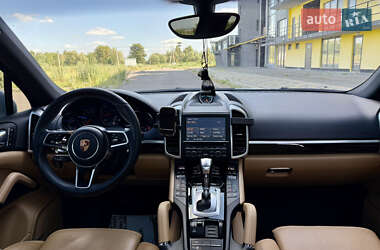 Внедорожник / Кроссовер Porsche Cayenne 2015 в 