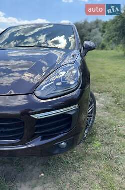 Внедорожник / Кроссовер Porsche Cayenne 2016 в 