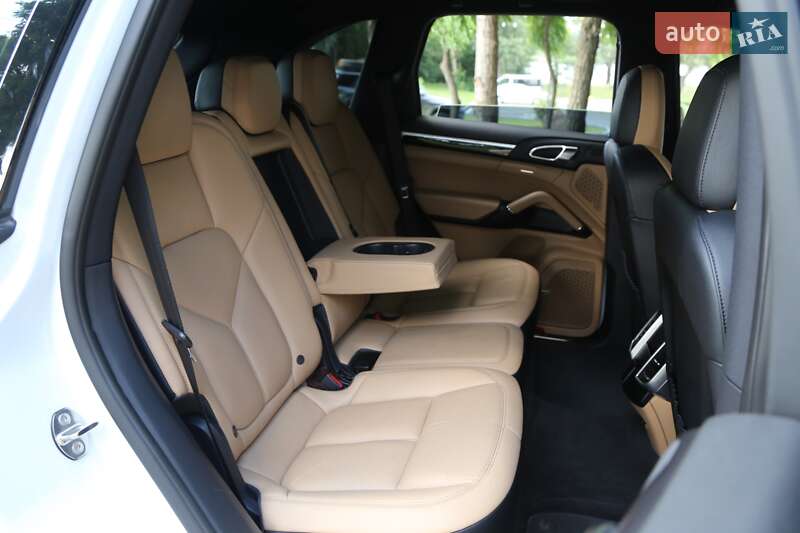 Внедорожник / Кроссовер Porsche Cayenne 2016 в Киеве