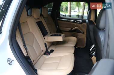 Внедорожник / Кроссовер Porsche Cayenne 2016 в 