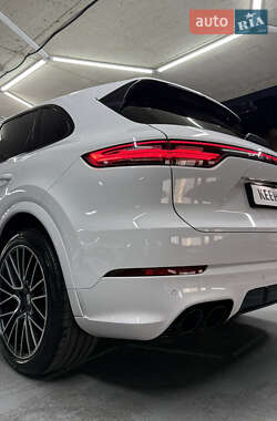 Внедорожник / Кроссовер Porsche Cayenne 2018 в 