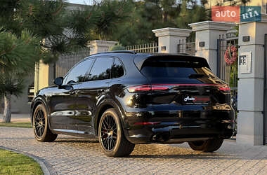 Позашляховик / Кросовер Porsche Cayenne 2022 в 