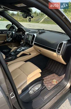 Внедорожник / Кроссовер Porsche Cayenne 2015 в 