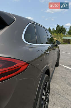 Внедорожник / Кроссовер Porsche Cayenne 2015 в 
