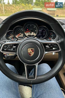 Внедорожник / Кроссовер Porsche Cayenne 2015 в 