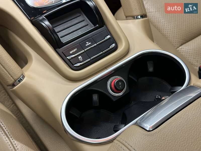 Позашляховик / Кросовер Porsche Cayenne 2014 в Харкові