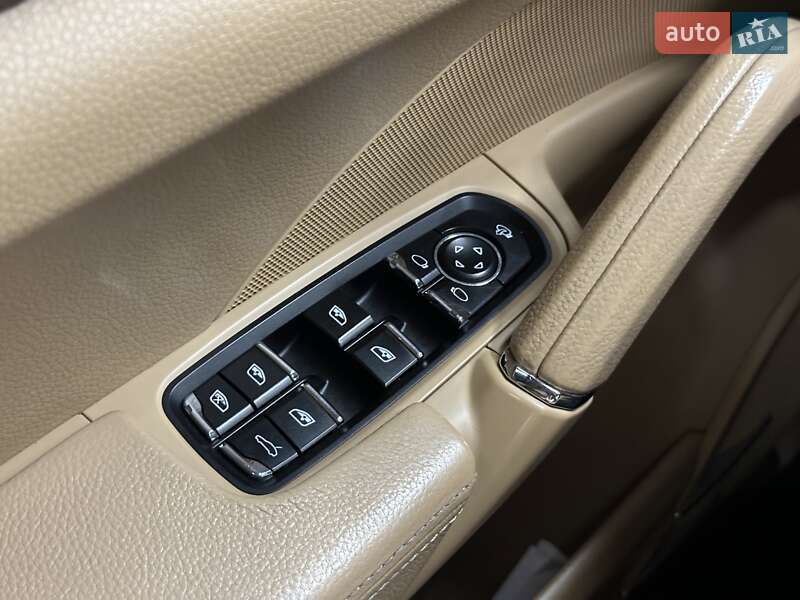 Позашляховик / Кросовер Porsche Cayenne 2014 в Харкові