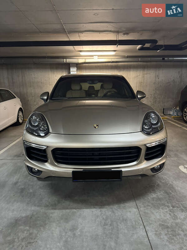 Внедорожник / Кроссовер Porsche Cayenne 2015 в 