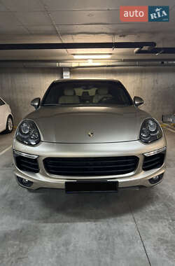 Внедорожник / Кроссовер Porsche Cayenne 2015 в 