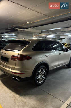 Внедорожник / Кроссовер Porsche Cayenne 2015 в 