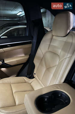 Внедорожник / Кроссовер Porsche Cayenne 2015 в 