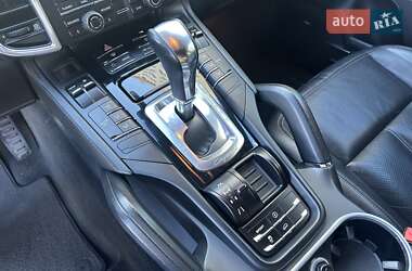 Внедорожник / Кроссовер Porsche Cayenne 2010 в 