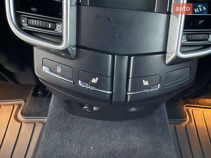 Позашляховик / Кросовер Porsche Cayenne 2011 в Рівному