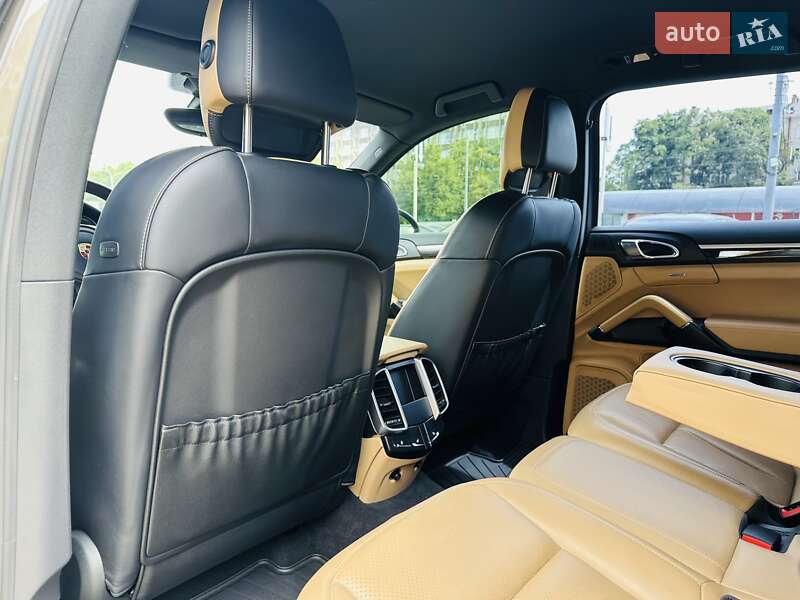 Позашляховик / Кросовер Porsche Cayenne 2014 в Києві