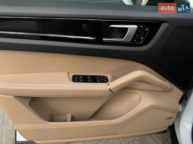 Позашляховик / Кросовер Porsche Cayenne 2019 в Стрию