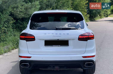Внедорожник / Кроссовер Porsche Cayenne 2015 в 