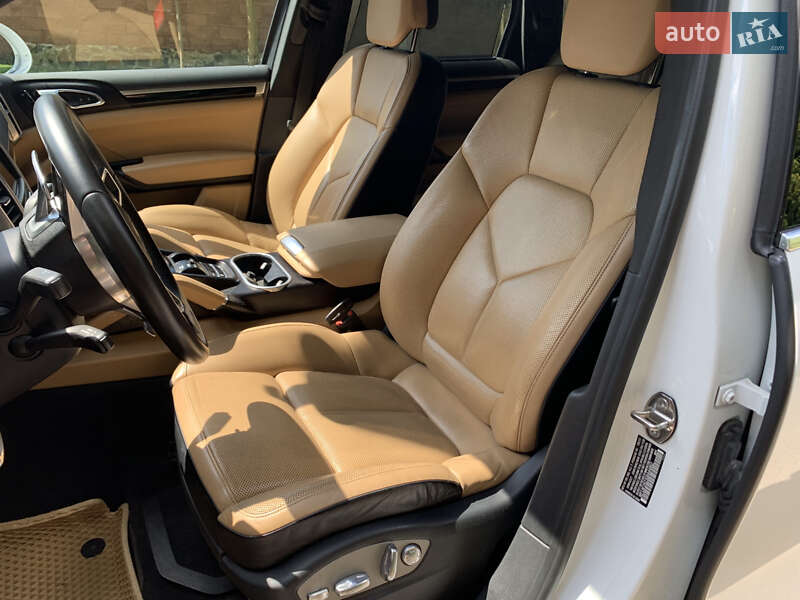 Позашляховик / Кросовер Porsche Cayenne 2015 в Рівному