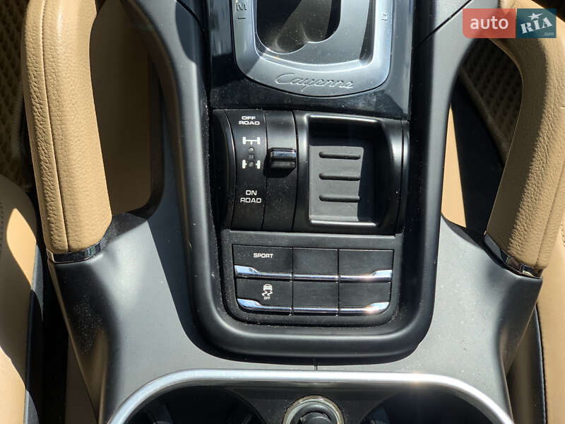 Позашляховик / Кросовер Porsche Cayenne 2015 в Рівному