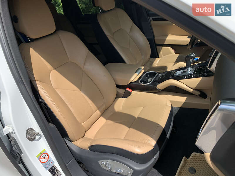 Позашляховик / Кросовер Porsche Cayenne 2015 в Рівному